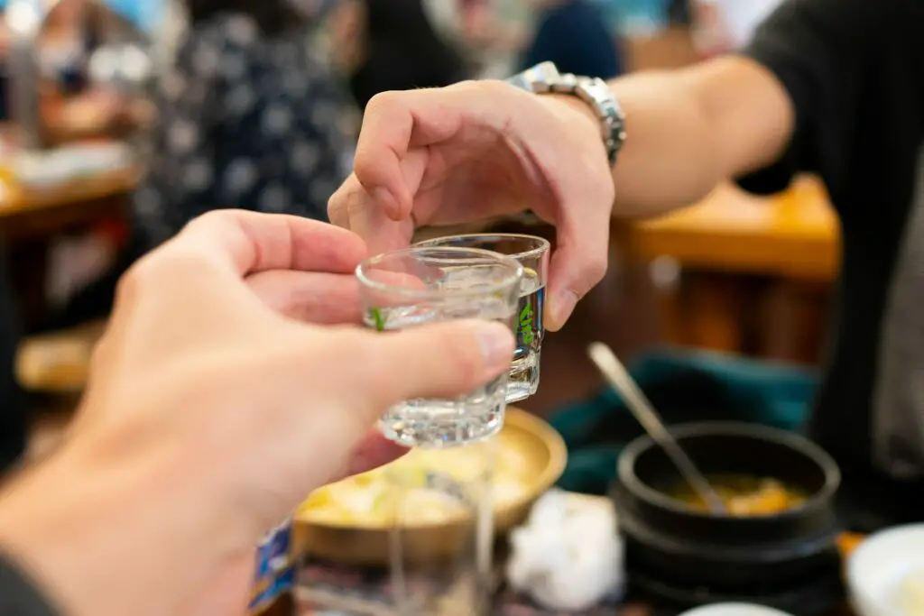 Soju i små glas skålar med varandra i krogen - Koreanska drickspel