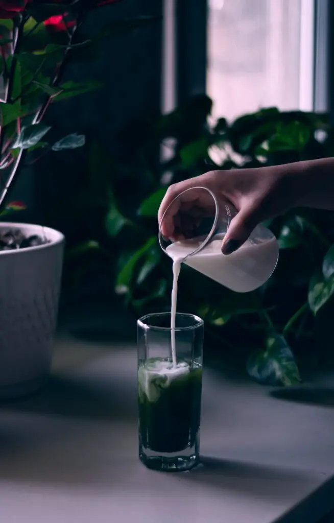 matcha latte recept med valfri mjölk