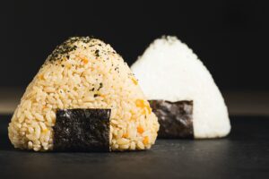 Onigiri med nori och furikake Onigiri recept med nori och furikake