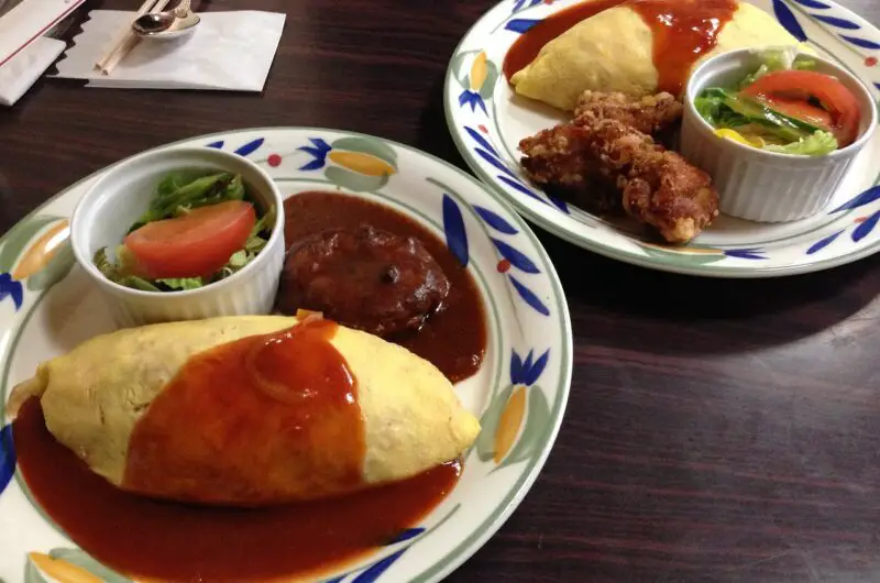 omurice med hamburgare