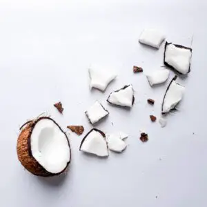 kokos boba tea skapas av krossad kokosnöt