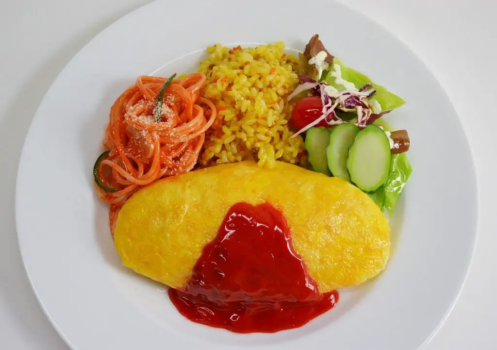 Japansk omurice eller omuraisu med grönsaker och nudlar