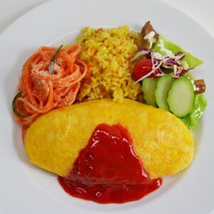 Japansk omurice eller omuraisu med grönsaker och nudlar