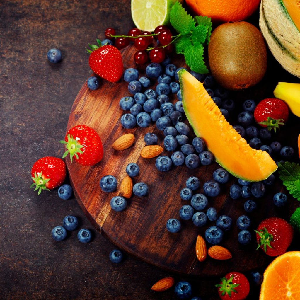 Blåbär, jordgubbar, melon, lime, kiwi, bär och andra frukter inför hwachae med jordgubbsmjölk
