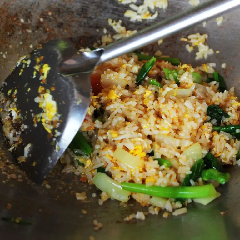 En enkel och god fried rice tillagas i het stekpanna En enkel och god fried rice tillagas i het stekpanna.