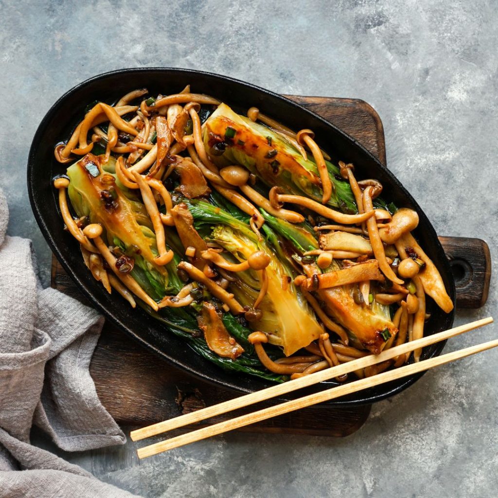 En god maträtt med pak choi, svamp och chiliolja och mycket mer gott En god maträtt med pak choi, svamp och chiliolja och mycket mer gott