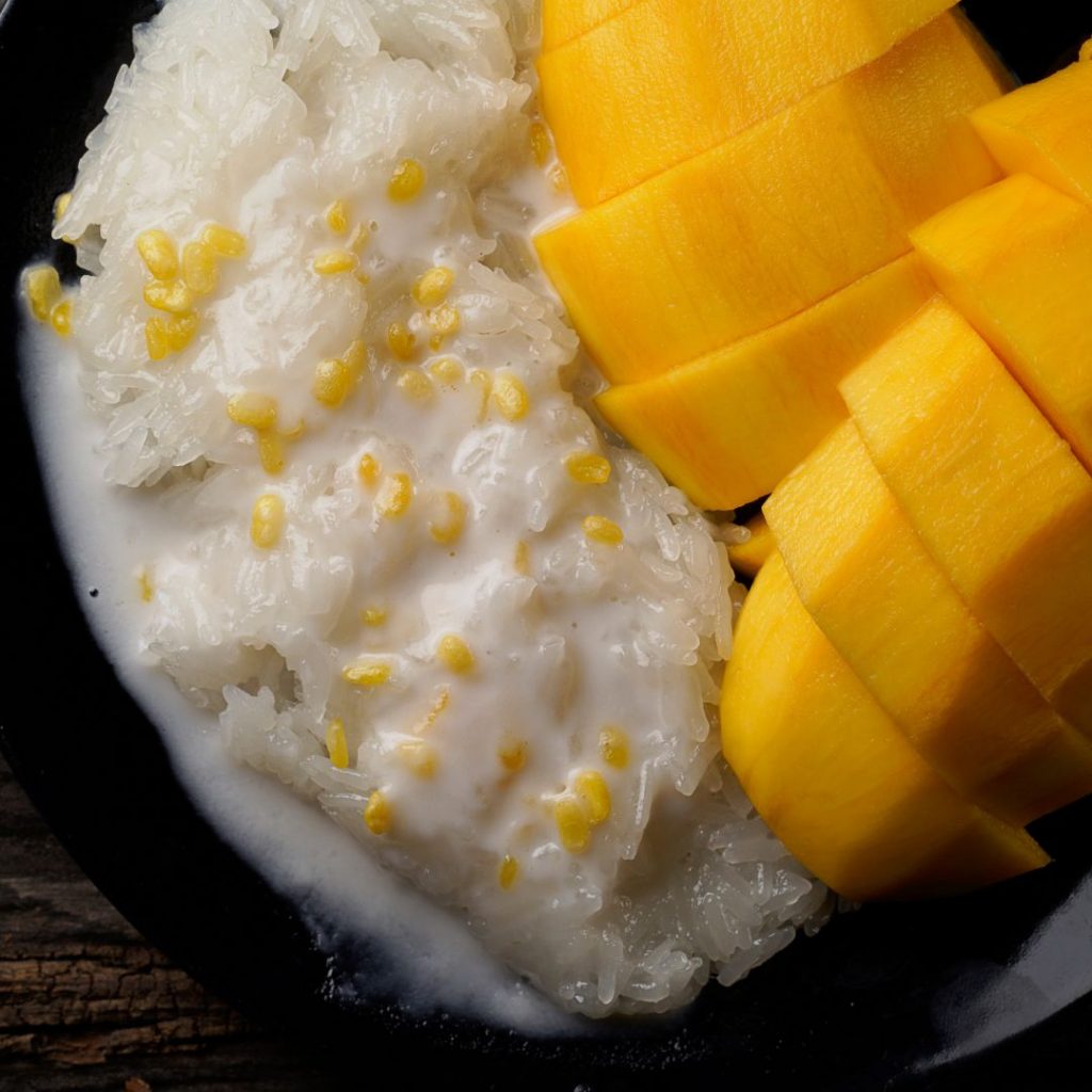 En klar mango sticky rice recept inför servering.