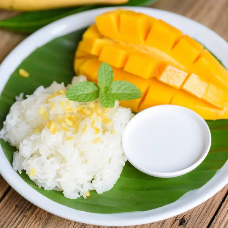 En thailändsk mango sticky rice ser väldigt god ut och serveras på bambublad.