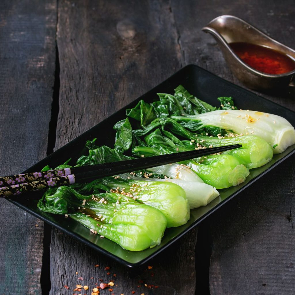 Enkel och fräsch pak choi maträtt med sesamolja, sesam och en god chiliolja