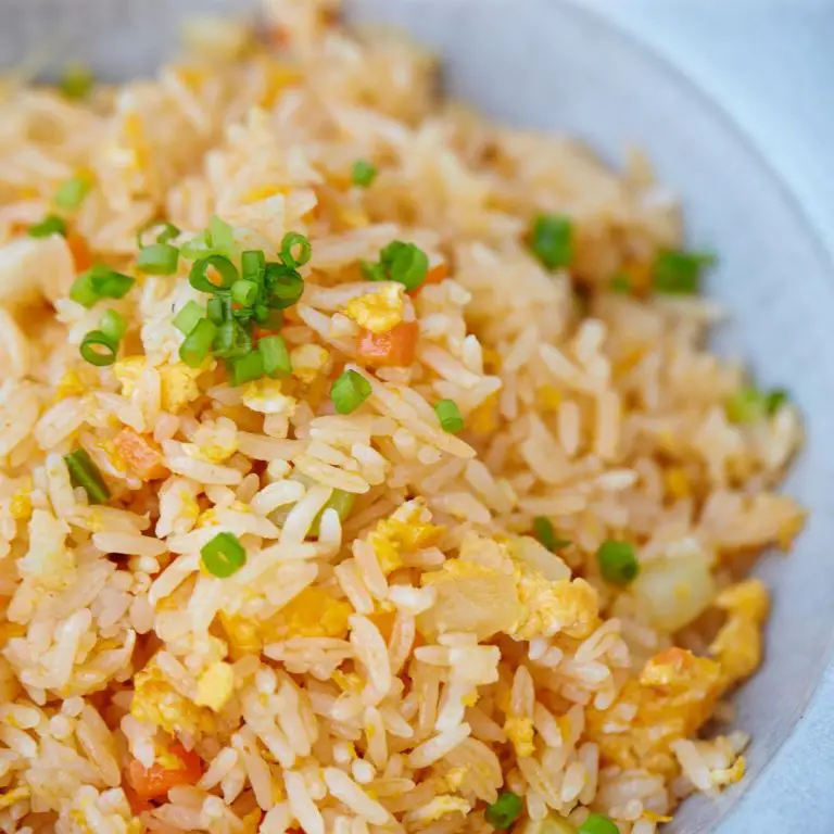 Fried rice med vårlök garnering inför matdags.