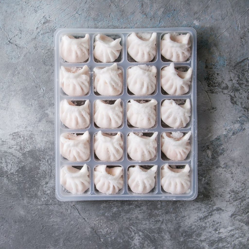 Frysta dumplings från livsmedelsbutik inför tillagning för tiktok trenden Soup Dumplings recept Frysta dumplings från livsmedelsbutik inför tillagning för tiktok trenden Soup Dumplings recept
