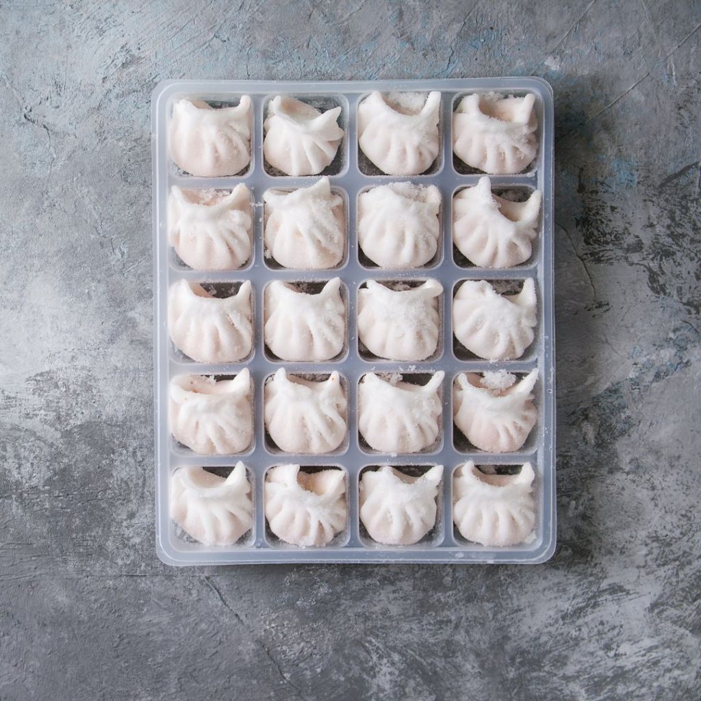 Frysta dumplings från livsmedelsbutik inför tillagning för tiktok trenden Soup Dumplings recept