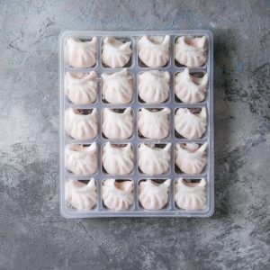 Frysta dumplings från livsmedelsbutik inför tillagning för tiktok trenden Soup Dumplings recept