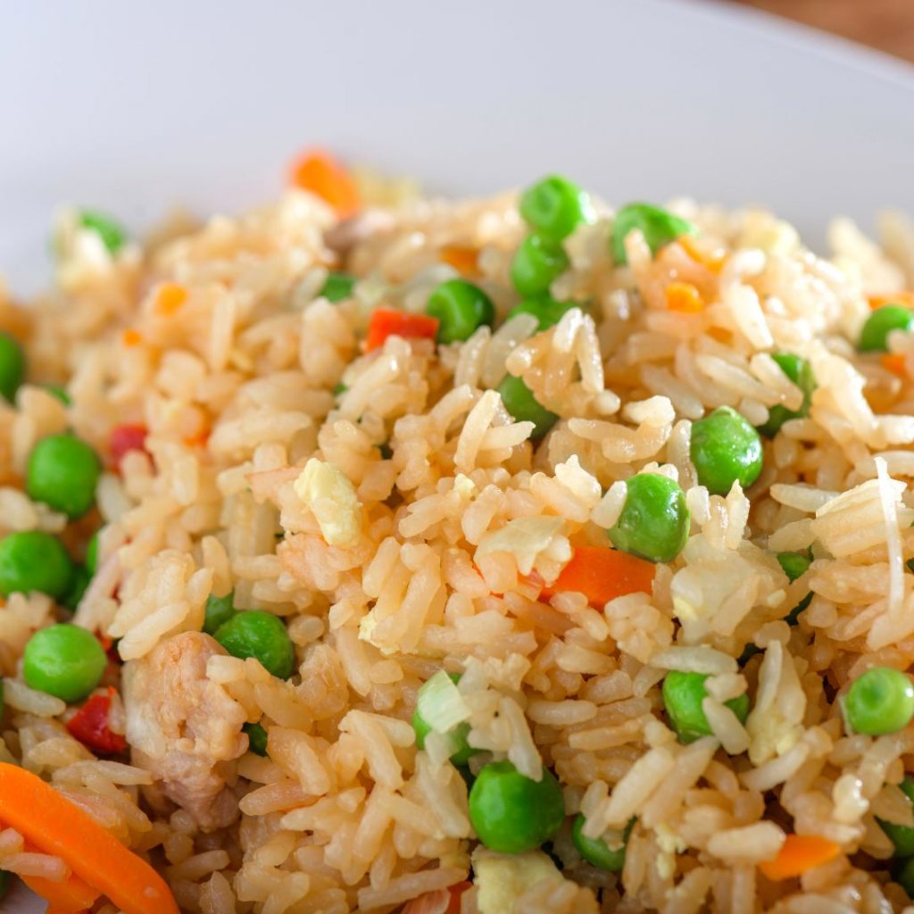 Närbild på fried rice recept som tillagades snabbt och enkelt hemma Närbild på fried rice recept som tillagades snabbt och enkelt hemma.