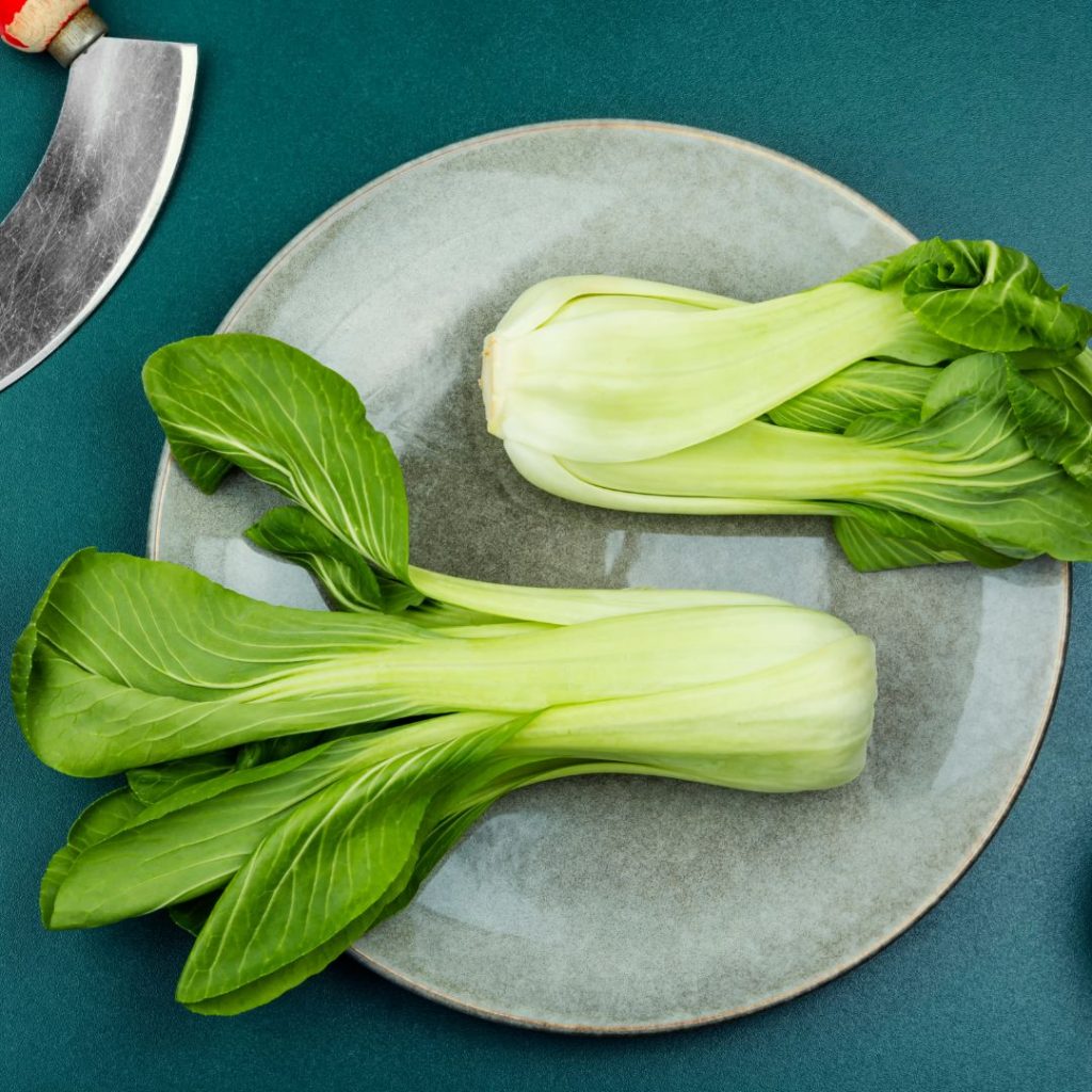 Två styckna Pak choi förbereds inför matlagning