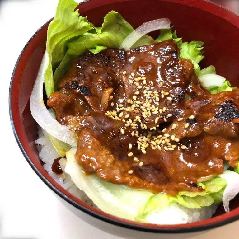 Yakiniku sås på yakiniku med ris och grönsaker