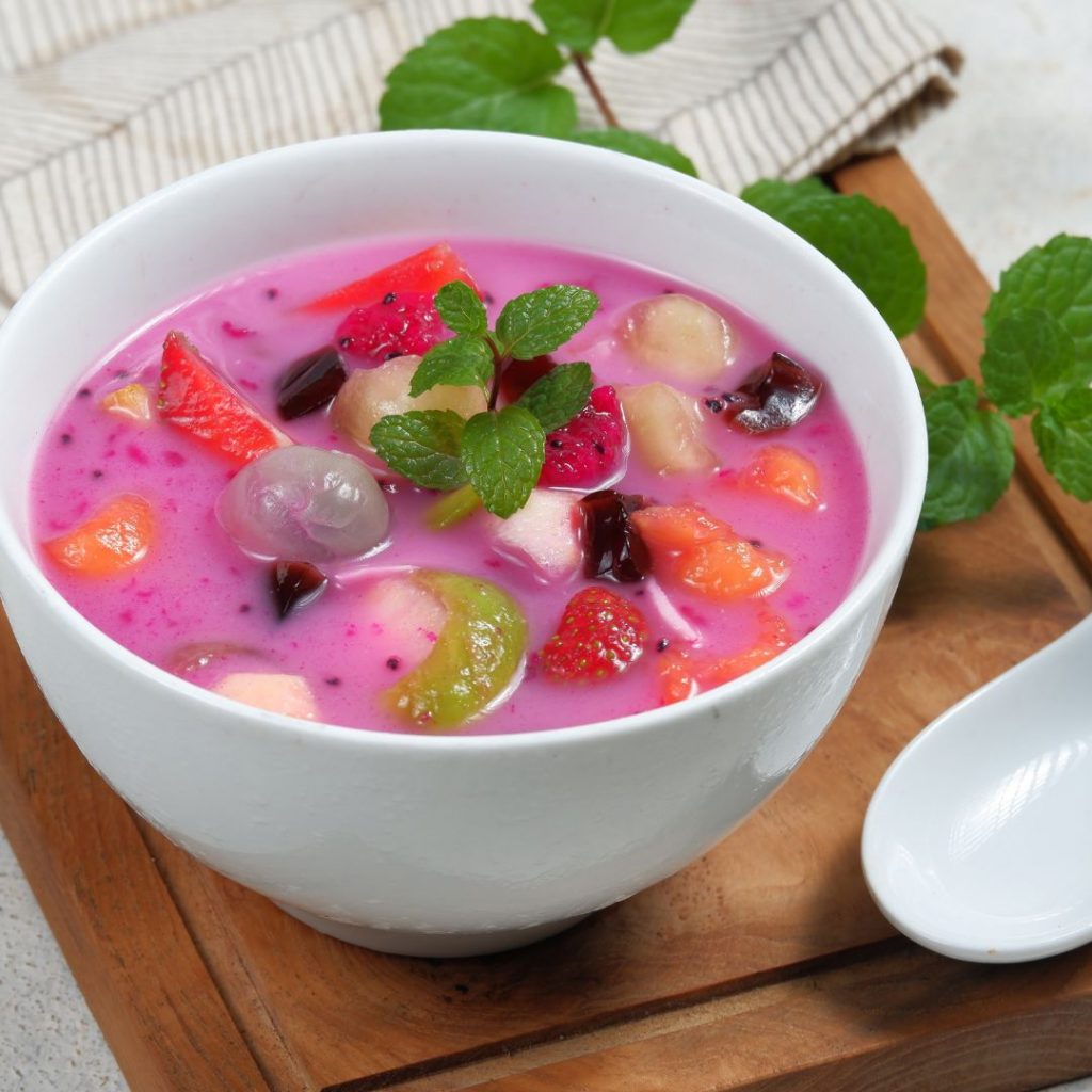 hwachae med flera olika frukter i sötad vatten i koreansk traditionell stil hwachae med flera olika frukter i sötad vatten i koreansk traditionell stil