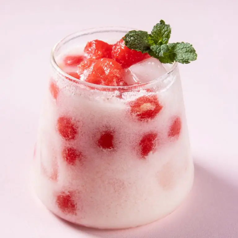 hwachae med jorgubbsmjölk i ett större glas