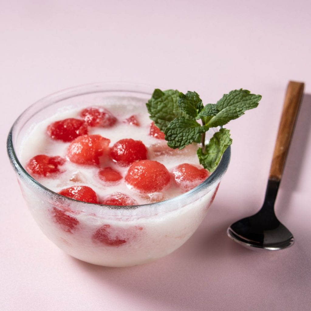 hwachae med jorgubbsmjölk, jorgubbar och andra frukter