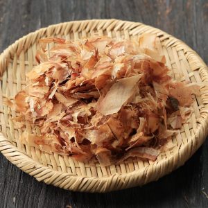 Bild på bonitoflakes, tunna, rökta fiskflagor som används som topping för att ge umami och en distinkt doft till rätter.