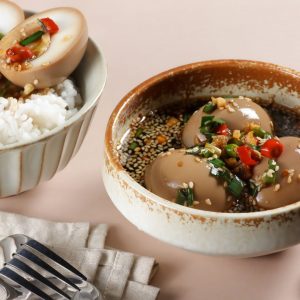 Bild på koreanska mayak eggs, perfekt kokta ägg som är skurna på mitten och marinerade i en smakrik sojabaserad sås