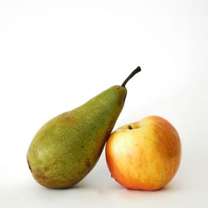 Bild på ett skinnande smaskig rött äpple och ett knottrigt saftigt grönt päron.