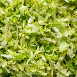 Bild på färsk julienne-strimlad vitkål, i sin fina gröna fräscha färg, redo som sallad eller för att tillagas.