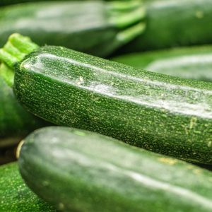 Bild på färsk zucchini, grön och slät med ett saftigt och fast inre, perfekt för att skivas och användas i soppor och grytor Bild på färsk zucchini, grön och slät med ett saftigt och fast inre, perfekt för att skivas och användas i soppor och grytor