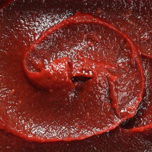 Bild på gochujang, en djup röd koreansk chilipasta gjord på fermenterad chili, ris och sojabönor.