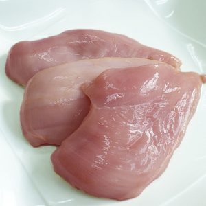 Bild på råa kycklingfiléer, rosa och saftig, redo att kryddas och tillagas till smakrika maträtter.