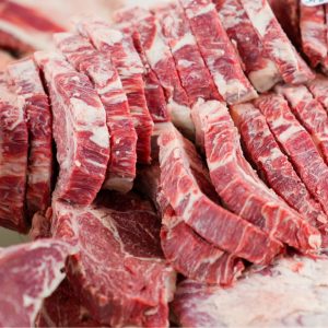 Bild på skivad rå entrecote, marmorerad med insprängt fett som ger köttet en saftig och mör textur vid tillagning