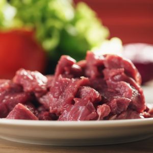 Bild på strimlad nötkött, mört och rödaktigt, perfekt för snabbstekning eller marinering i asiatiska rätter. Bild på strimlad nötkött, mört och rödaktigt, perfekt för snabbstekning eller marinering i asiatiska rätter.