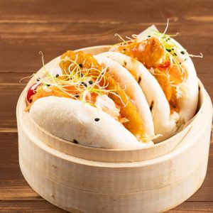 En bao bun fylld med saftig kyckling och coleslaw, en kombination av krämighet och krispighet.