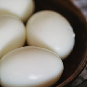 En bild på en skål med kokta, skalade ägg i sin fina fasta, skinande vitfärgade karaktär.