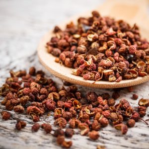 En hög med sichuanpeppar, aromatisk och stickande, typisk för kinesiska kryddiga rätter En hög med sichuanpeppar, aromatisk och stickande, typisk för kinesiska kryddiga rätter