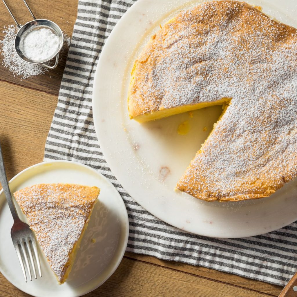 En japansk cheesecake, krämig och lätt med en subtil sötma och en fluffig konsistens som smälter i munnen