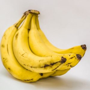 En klase bananer, mjuk och söt med en ljusgul insida, idealisk för snacks eller att användas i desserter.