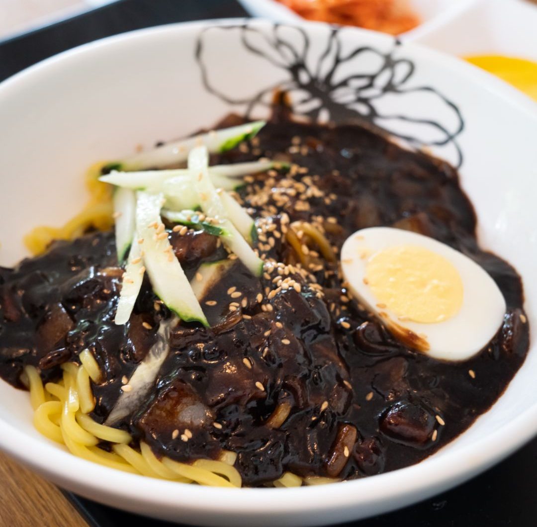 Jjajangmyeon (Koreanska Nudlar i Svartbönsås) recept