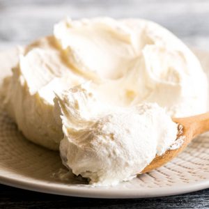 En skål med mascarpone, vit och krämig med en mild, smörig smak, idealisk för krämiga desserter