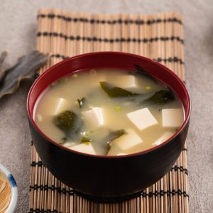 En skål med misosoppa, varm och ångande med tofu och wakame för en klassisk japansk smak