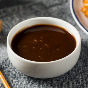 En skål med mörkbrun tonkatsusås till tonkatsu, friterad fläskkotlett, söt, umamirik och glansig för extra smak