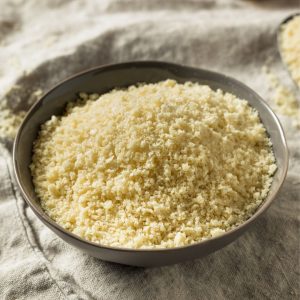 En skål med panko, gyllene och krispiga japanska ströbröd, idealiska för panering