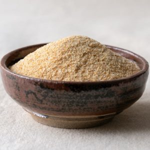 En skål med vitlökspulver, fint och doftande, en lätt lösning för smakrik matlagning. En skål med vitlökspulver, fint och doftande, en lätt lösning för smakrik matlagning.