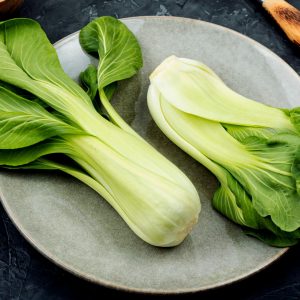 En tallrik med bok choy, grön och krispig med små, vita stjälkar och breda gröna blad, ofta använd i wok och soppor.