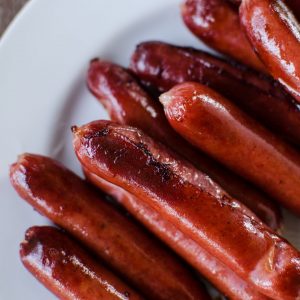 En tallrik med stekta bratwurstkorvar, gyllene och saftiga stekta, en tysk klassiker.