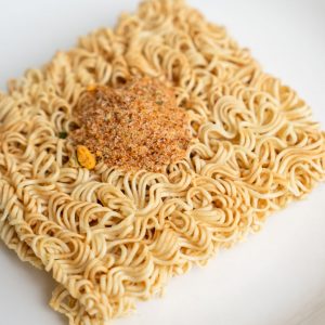 Ett block av instant ramen nudlar, snabblagade och krusiga, perfekta för en snabb måltid.