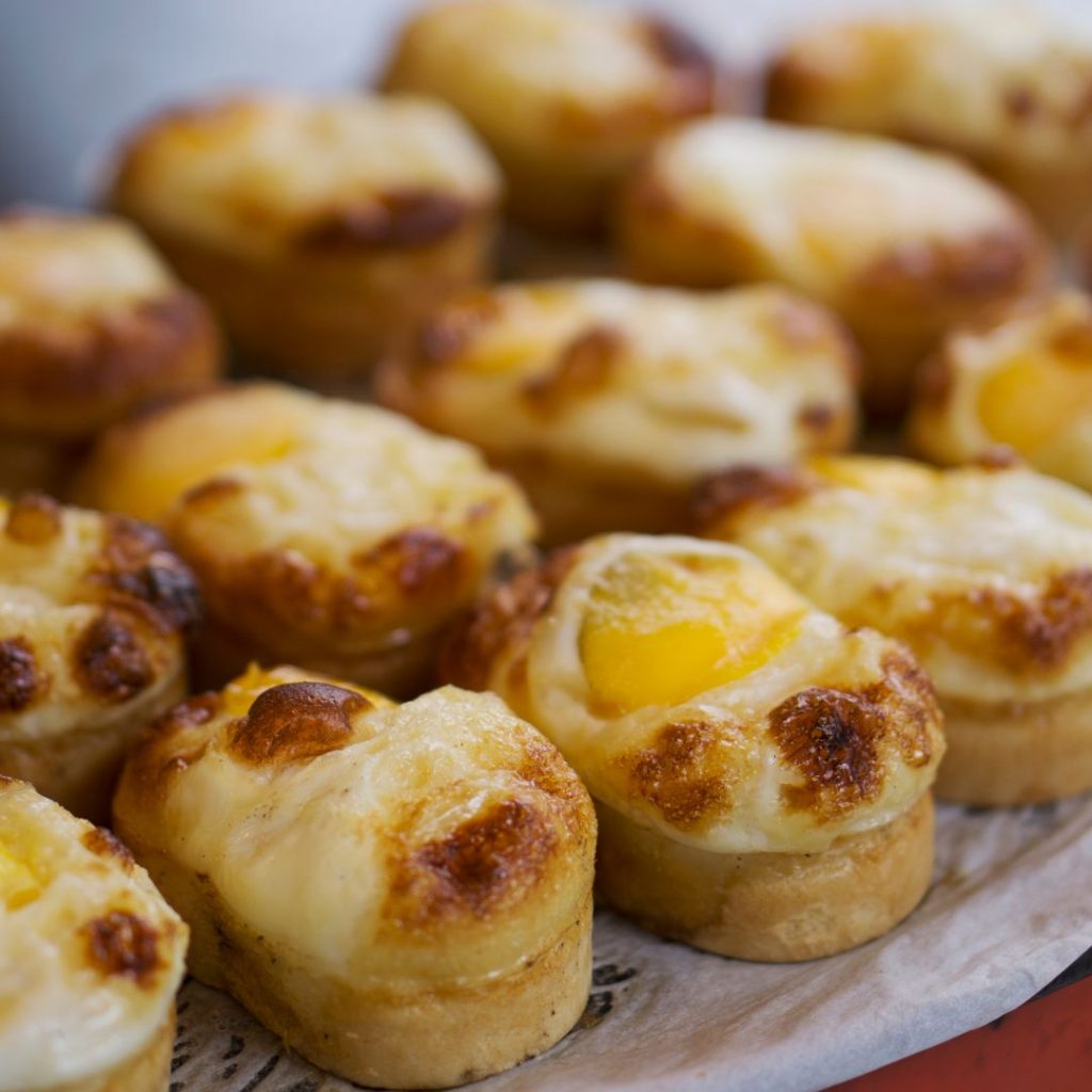 Gyeran bbang, koreansk street food, äggbröd med en mjuk och fluffig fyllning och ett helt ägg i mitten