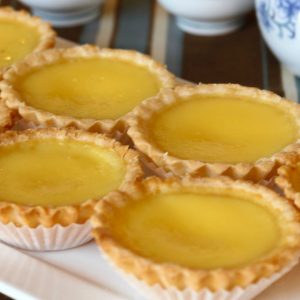 Hong Kong egg tart, fylld med len äggkräm och omsluten av ett gyllene bakad pajskal