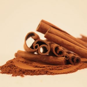 Kanel och kanelstänger, bruna och doftrika, redo att användas för en varm och kryddig smak i bakverk och drycker.