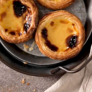 Macao egg tart med flagnande smördeg och silkeslen äggkräm, bakad till perfektion Macao egg tart med flagnande smördeg och silkeslen äggkräm, bakad till perfektion